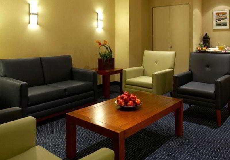 Fairfield Inn & Suites By Marriott Montreal Airport Dorval Interior photo